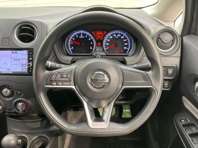 �C���e���A�ɍ��킹���f�U�C���̃X�e�A�����O�́A�^�]�������̂��Ƃ��l���A�^�]���₷���`��A�傫���ł��B�����x�A���ۂɐG���Ă��m���߂��������B