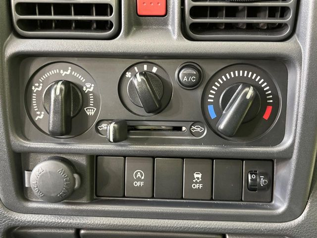 寒い冬も暑い夏も全席に快適な空調を届けてくれる、ダイヤル式エアコンを装備♪