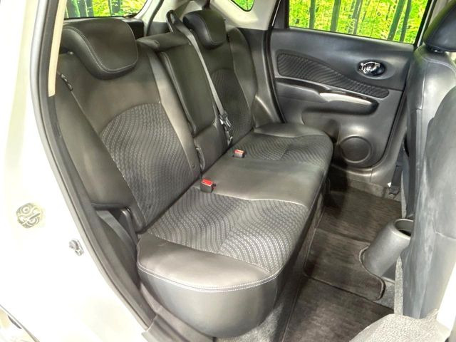 後部座席も気になるようなキズ・汚れやへたり等、大きなダメージはなく、良好な状態です。