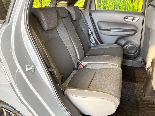 後部座席も気になるようなキズ・汚れやへたり等、大きなダメージはなく、良好な状態です。