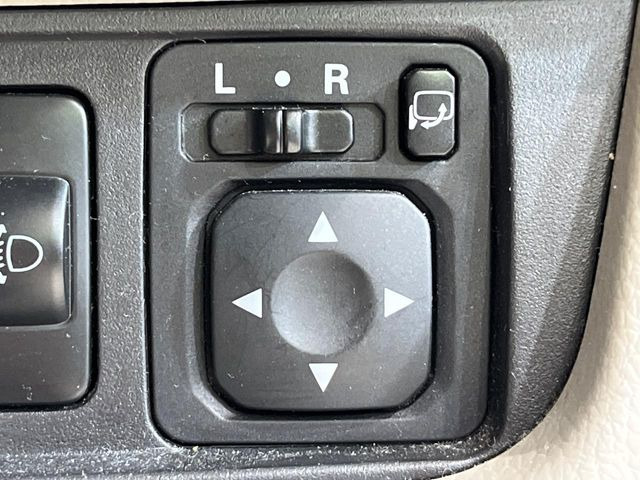【電動格納ミラー】サイドミラーは電動格納式となっており、狭い駐車場でもキズがつくリスクを抑えられます。