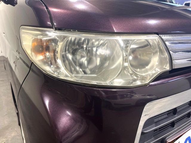 【HIDヘッドライト】非常に明るく前方を照らしてくれるので、悪天候や夜間の走行時も視界良好で安心してお乗りいただけます。