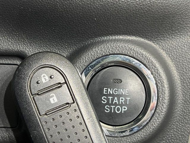 【キーフリーシステム】カバンやポケットに入れたままでもドアの施錠・解錠が可能なスマートキーを装備。エンジンのオン・オフ時もカギを取り出す必要が無いからとっても便利です♪