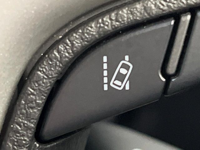 【車線逸脱警報】道路上の白(黄)線を認識し、意図せず走行中の車線からはみ出しそうになった時、メーター内の警告灯とブザーで注意喚起してくれる安心・安全機能です♪