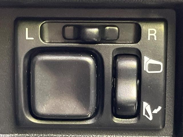 �y�d���i�[�~���[�z�T�C�h�~���[�͓d���i�[���ƂȂ��Ă���A�������ԏ�ł��L�Y�������X�N��}�����܂��B