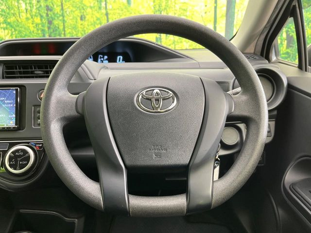 �C���e���A�ɍ��킹���f�U�C���̃X�e�A�����O�́A�^�]�������̂��Ƃ��l���A�^�]���₷���`��A�傫���ł��B�����x�A���ۂɐG���Ă��m���߂��������B