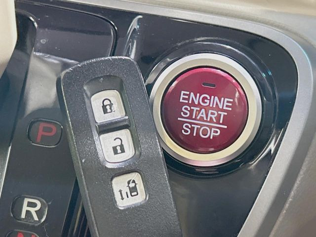 �yHonda�X�}�[�g�L�[�z�J�o����|�P�b�g�ɓ��ꂽ�܂܂ł��h�A�̎{���E�������\�ȃX�}�[�g�L�[�𑕔��B�G���W���̃I���E�I�t�����J�M�����o���K�v����������Ƃ��Ă��֗��ł���