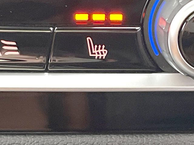 ●フロントシートヒーティング:運転席・助手席共に三段階で調節が可能なシートヒーターを装備しております。季節を問わず快適にご使用いただけます。