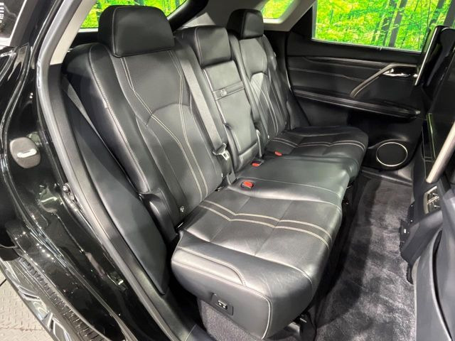 後部座席も気になるようなキズ・汚れやへたり等、大きなダメージはなく、良好な状態です。
