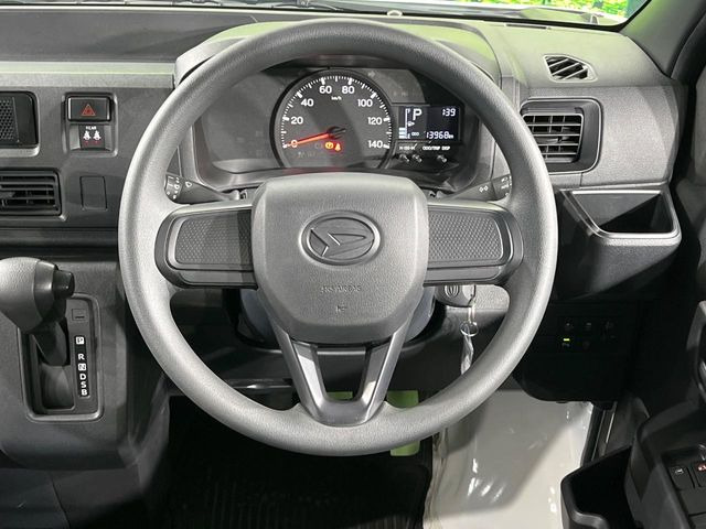 �C���e���A�ɍ��킹���f�U�C���̃X�e�A�����O�́A�^�]�������̂��Ƃ��l���A�^�]���₷���`��A�傫���ł��B�����x�A���ۂɐG���Ă��m���߂��������B