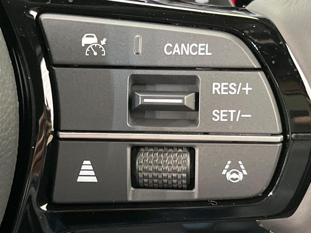 【アダプティブクルーズコントロール】高速道路での長距離走行が楽に!!自動で速度を保つクルーズコントロールが、衝突軽減システムと連携し、前方の車両を感知して車間を保つように速度調節してくれます!!