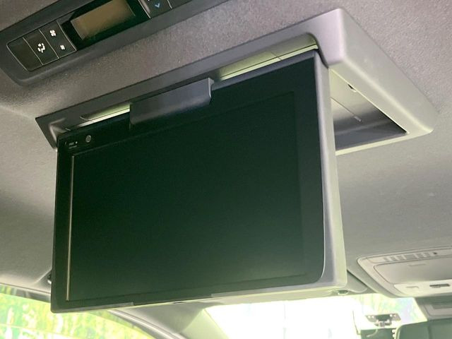 【後席モニター】家族や友人とお出かけする機会が多い方に大人気の後席モニターを装備!見やすい位置に画面がありテレビやDVDの視聴も快適!友達もお子様も、後席にしか乗らなくなるかも??