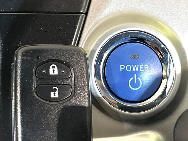 【スマートキー】カバンやポケットに入れたままでもドアの施錠・解錠が可能なスマートキーを装備。エンジンのオン・オフ時もカギを取り出す必要が無いからとっても便利です♪