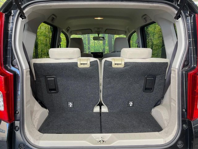 ���i�̂���������ʋ΁A���}���ɏ\���ȉ׎��X�y�[�X���m�ۂ��Ă���܂��B�Z�J���h�V�[�g��|���ƁA�傫�ȉו��̐ύڂ��\�ł���