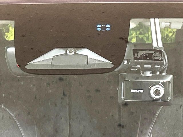 【ホンダセンシング】走行中に前方の車両等を認識し、衝突しそうな時は警報とブレーキで衝突回避と被害軽減をアシスト。より安全にドライブをお楽しみいただけます。