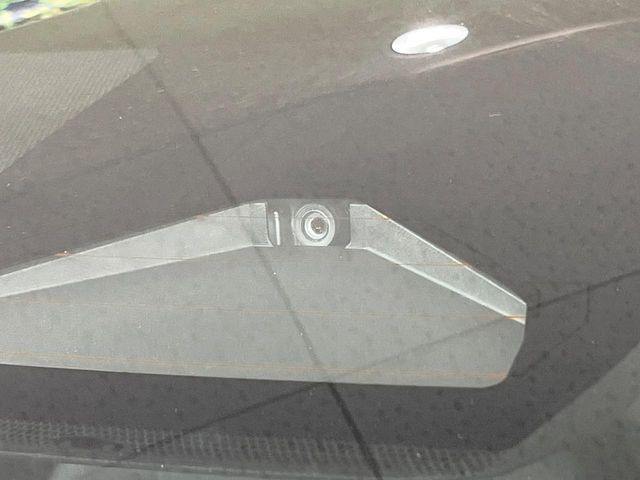 v【トヨタセーフティセンス】走行中に前方の車両等を認識し、衝突しそうな時は警報とブレーキで衝突回避と被害軽減をアシスト。より安全にドライブをお楽しみいただけます。