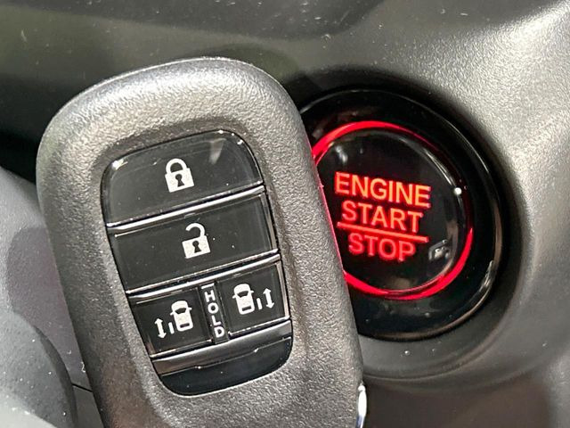 �yHonda�X�}�[�g�L�[�z�J�o����|�P�b�g�ɓ��ꂽ�܂܂ł��h�A�̎{���E�������\�ȃX�}�[�g�L�[�𑕔��B�G���W���̃I���E�I�t�����J�M�����o���K�v����������Ƃ��Ă��֗��ł���