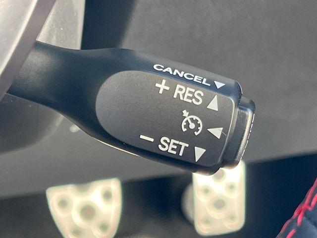 【クルーズコントロール】高速道路もラクラク走行。アクセルを離しても一定速度で走行ができ、長距離運転時の負担を軽減!加速・減速も簡単なスイッチ操作で調整できます。