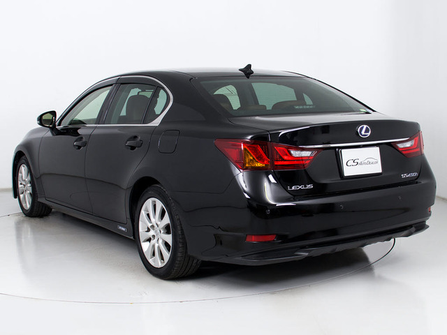 個性的なリアビューで御座います。精悍な佇まいは高級車ならではです。