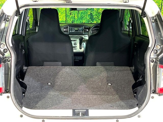 ���i�̂���������ʋ΁A���}���ɏ\���ȉ׎��X�y�[�X���m�ۂ��Ă���܂��B�Z�J���h�V�[�g��|���ƁA�傫�ȉו��̐ύڂ��\�ł���