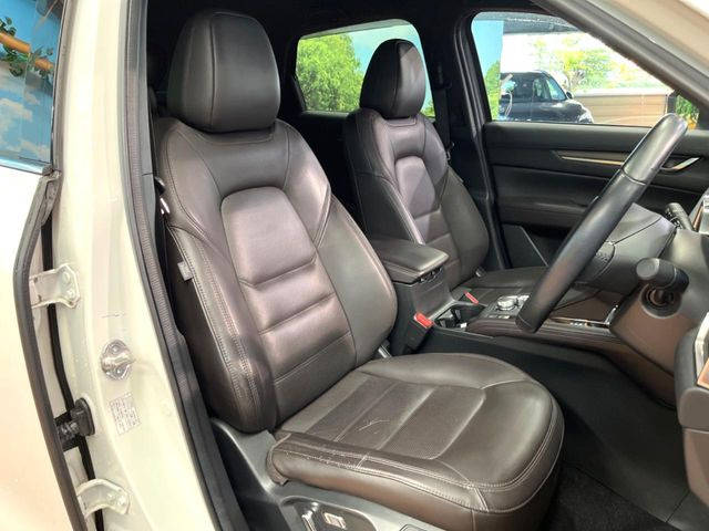 【本革シート】上質な本革を使用し、高級感あふれる本革シート。常に体に触れる部分だから、座り心地の良さにはこだわりたいですね♪汚れの付着や劣化を抑制する内装コーティング施工もおススメですよ♪