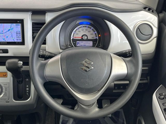 �C���e���A�ɍ��킹���f�U�C���̃X�e�A�����O�́A�^�]�������̂��Ƃ��l���A�^�]���₷���`��A�傫���ł��B�����x�A���ۂɐG���Ă��m���߂��������B