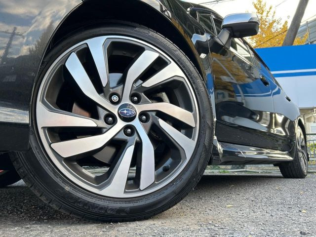 �y����18�C���`�A���~�z�C�[���z�O�ςɃ}�b�`���������A���~�z�C�[���𑕒����Ă���܂��B�e��ЊO�A���~�z�C�[����A�X�^�b�h���X�^�C�����戵�����Ă���܂��B���񂲑��k����������