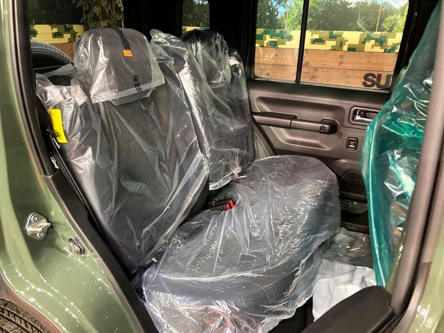 ���i���ȃI���W�i���t���A�}�b�g���I�v�V�����ɂĂ��p�ӂ��Ă���܂��B���D���ȃf�U�C����J���[�����Ԃɍ��킹�đI��ł����������Ƃ��ł��܂���