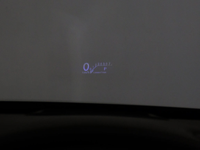 ヘッドアップ・ディスプレイ(HUD)現在のスピードや、前方の車線情報など、運転に必要な情報を、目の前のウインドウガラスに表示する機能です。これにより、目線の移動が少なく済み、安全です。