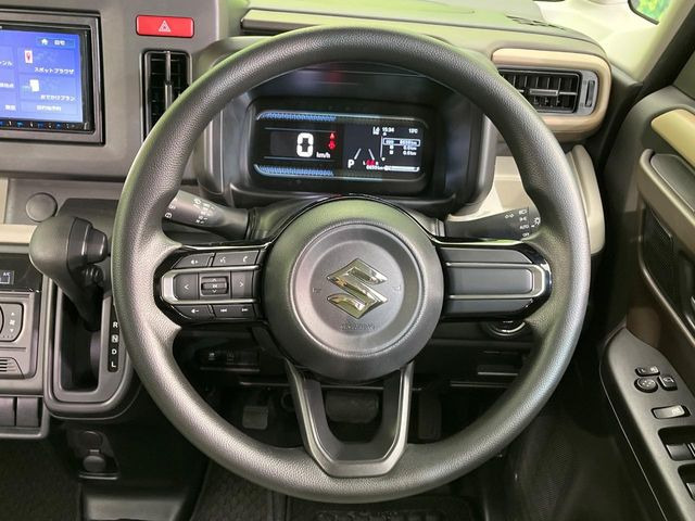 �C���e���A�ɍ��킹���f�U�C���̃X�e�A�����O�́A�^�]�������̂��Ƃ��l���A�^�]���₷���`��A�傫���ł��B�����x�A���ۂɐG���Ă��m���߂��������B