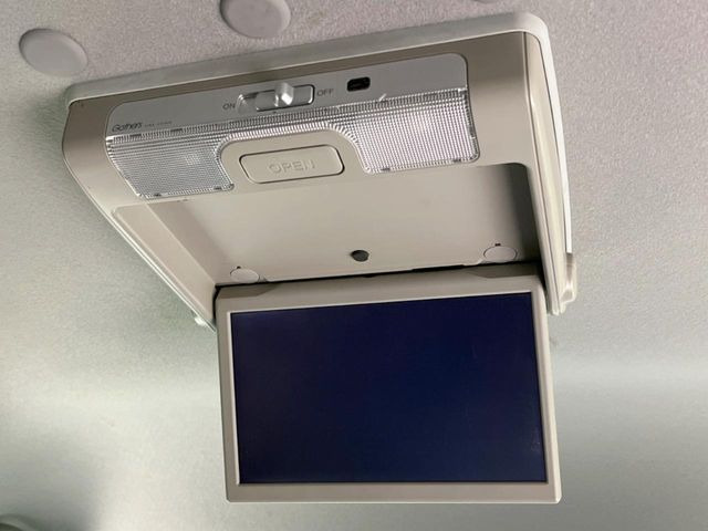 【フリップダウンモニター】大画面モニターで後席でもエンタメをお楽しみいただけます。小さなお子様にも大人気の装備です♪