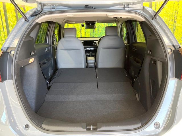 普段のお買い物や通勤、送迎等に十分な荷室スペースを確保しております。セカンドシートを倒すと、大きな荷物の積載も可能です♪