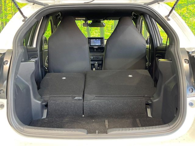 ���i�̂���������ʋ΁A���}���ɏ\���ȉ׎��X�y�[�X���m�ۂ��Ă���܂��B�Z�J���h�V�[�g��|���ƁA�傫�ȉו��̐ύڂ��\�ł���