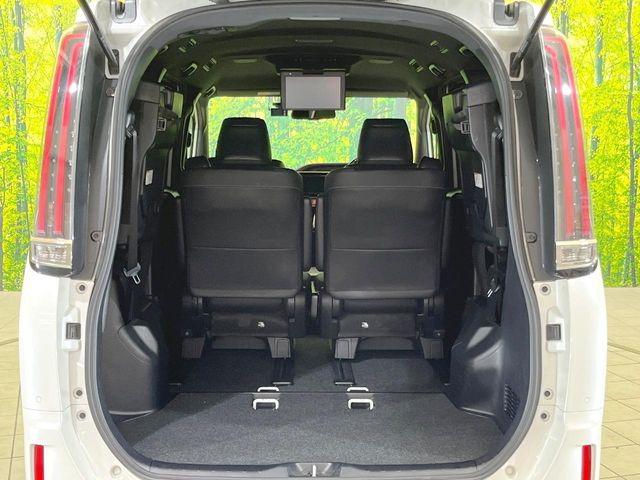 後席を格納すると、これだけの広さが!シーンに合わせたシートアレンジで、大きな荷物も積むことが出来ます♪