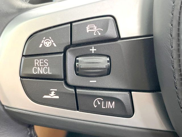 ●アクティブクルーズコントロール:前の車との車間距離を一定にとりつつ、一定速度で自動走行してくれる次世代のクルーズコントロール!主に高速道路や自動車専用道路で使用する便利な機能です!