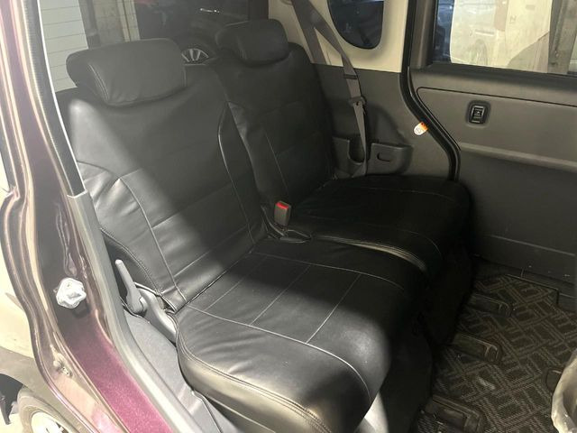 広々とした2列目シートは居住性が高く、居心地も快適!友達や家族とのお出かけにぴったりです。ベビーシートやチャイルドシート使用時も快適にお過ごしいただける十分な空間を確保しています。