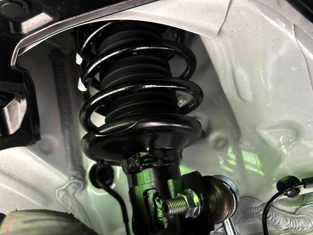 お車を安心してお乗りいただく為には、足回りの定期点検が欠かせません。サービスサポート(有償保証)では無料点検もご提供しており、安心のカーライフをお過ごしいただけるサポート体制が整っています。