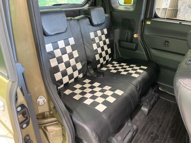 後部座席も気になるようなキズ・汚れやへたり等、大きなダメージはなく、良好な状態です。