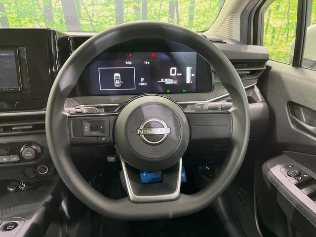 �C���e���A�ɍ��킹���f�U�C���̃X�e�A�����O�́A�^�]�������̂��Ƃ��l���A�^�]���₷���`��A�傫���ł��B�����x�A���ۂɐG���Ă��m���߂��������B