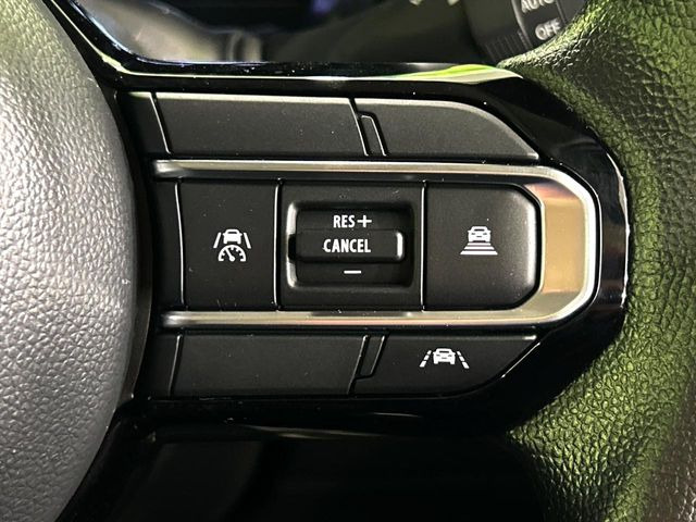 【アダプティブクルーズコントロール】高速道路での長距離走行が楽に!!自動で速度を保つクルーズコントロールが、衝突軽減システムと連携し、前方の車両を感知して車間を保つように速度調節してくれます!!
