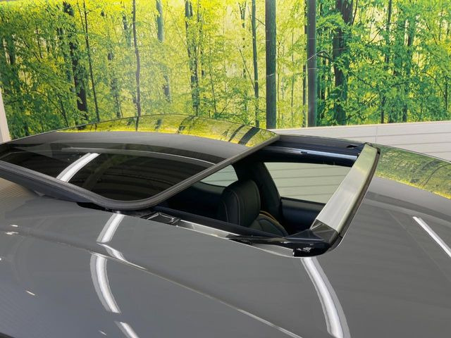 【ムーンルーフ】開放感たっぷりの希少装備、ムーンルーフが装着されています!車内に明かりを取り入れたり景色を楽しむ以外にも、車内の空気も簡単に換気できて快適です!