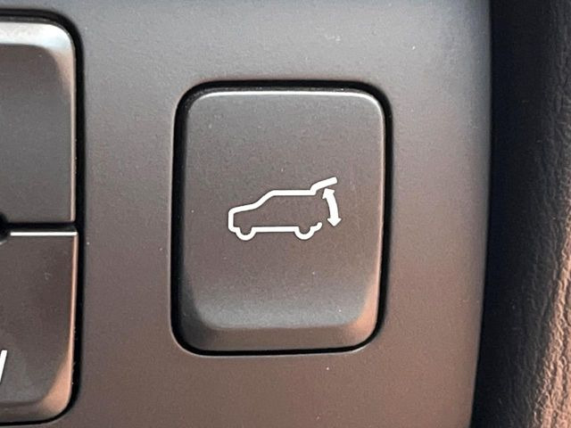 【パワーバックドア】スマートキーや運転席のボタンを押すだけでリアゲートが自動で開閉します!荷物を持っている時や、高い位置にあるバックドアを閉める際に便利な機能です♪