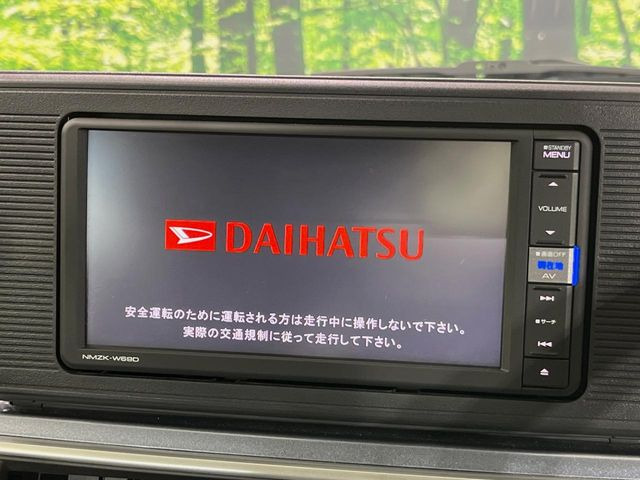 【純正ナビ】人気の純正ナビを装備しております。ナビの使いやすさはもちろん、オーディオ機能も充実!キャンプや旅行はもちろん、通勤や買い物など普段のドライブも楽しくなるはず♪