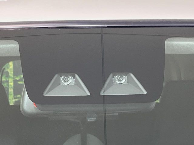 【スマートアシスト】走行中に前方の車両等を認識し、衝突しそうな時は警報とブレーキで衝突回避と被害軽減をアシスト。より安全にドライブをお楽しみいただけます。