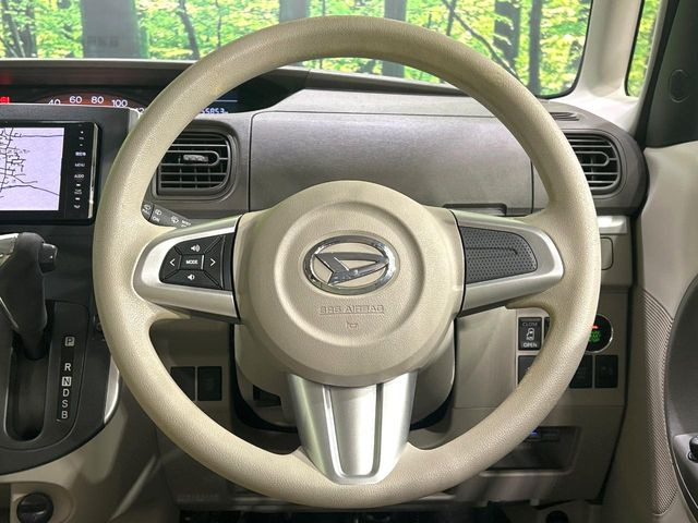 �C���e���A�ɍ��킹���f�U�C���̃X�e�A�����O�́A�^�]�������̂��Ƃ��l���A�^�]���₷���`��A�傫���ł��B�����x�A���ۂɐG���Ă��m���߂��������B