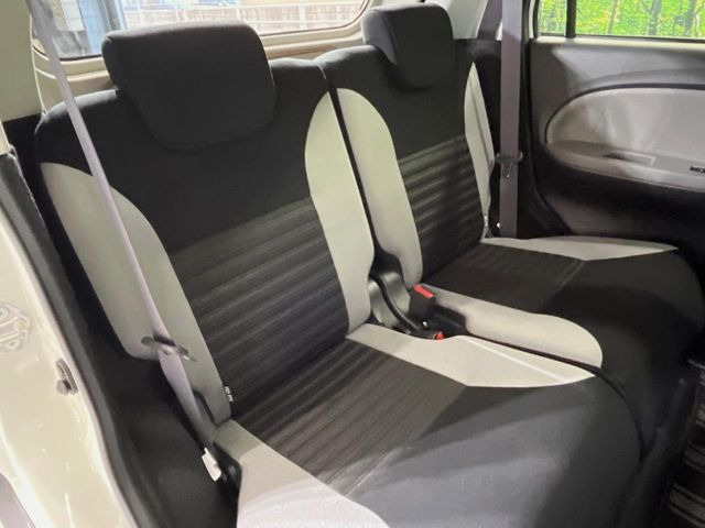 後部座席も気になるようなキズ・汚れやへたり等、大きなダメージはなく、良好な状態です。