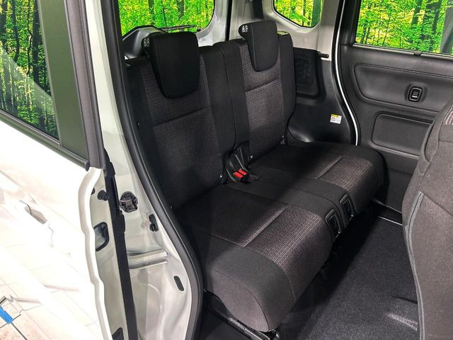 後部座席も気になるようなキズ・汚れやへたり等、大きなダメージはなく、良好な状態です。