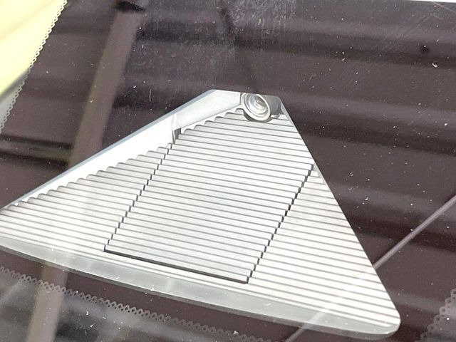 【ホンダセンシング】走行中に前方の車両等を認識し、衝突しそうな時は警報とブレーキで衝突回避と被害軽減をアシスト。より安全にドライブをお楽しみいただけます。