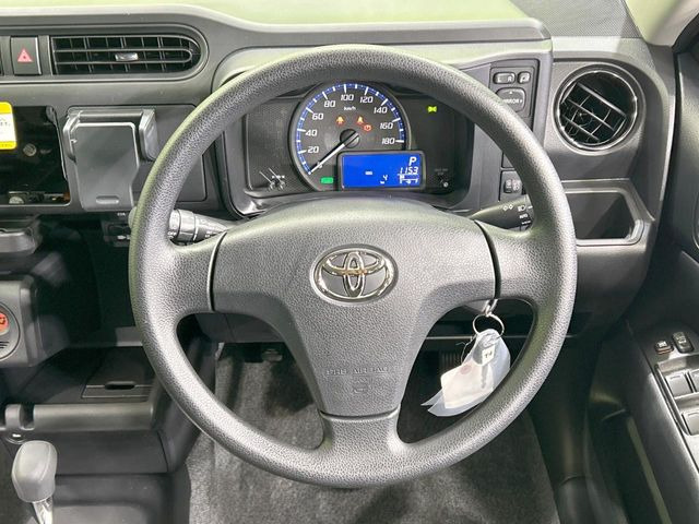 �C���e���A�ɍ��킹���f�U�C���̃X�e�A�����O�́A�^�]�������̂��Ƃ��l���A�^�]���₷���`��A�傫���ł��B�����x�A���ۂɐG���Ă��m���߂��������B