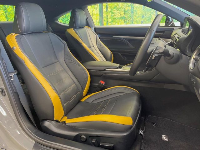 【黒革シート/アクセントイエロー】高級感あふれる本革シート。常に体に触れる部分だから、座り心地の良さにはこだわりたいですね♪汚れの付着や劣化を抑制する内装コーティング施工もおススメですよ♪